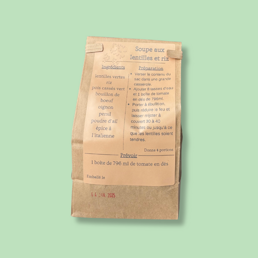 Emballage arrière de la soupe aux lentilles et riz de June Créations, avec liste des ingrédients et instructions de préparation. Mélange maison contenant lentilles vertes, riz, pois cassés, bouillon de bœuf et épices italiennes. Produit québécois artisanal, idéal pour un repas sain et réconfortant.