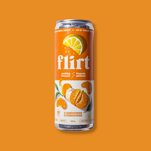Canette de limonade pétillante Flirt, saveur clémentine. Boisson rafraîchissante faite avec du vrai jus de fruits, sans sucre ajouté. Format 355 ml. Produit québécois idéal pour une hydratation naturelle et fruitée.