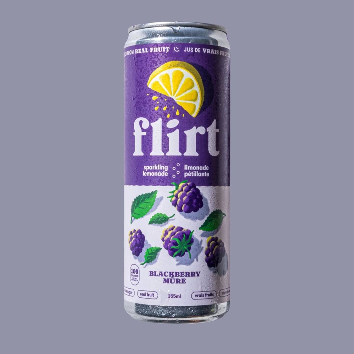 Canette de limonade pétillante Flirt, saveur mûre. Boisson rafraîchissante faite avec du vrai jus de fruits, sans sucre ajouté. Format 355 ml. Produit québécois idéal pour une hydratation fruitée et naturelle.